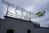 Город Талламор (ирл. Tulach Mhór), стадион О’Коннор Парк (ирл. Páirc Ui Conchuir). Жёлто-бело-зелёный флаг это спортивный флаг графства Оффали, бело-зелёные это цвета Лимерика, третий флаг – государственный флаг Ирландии.