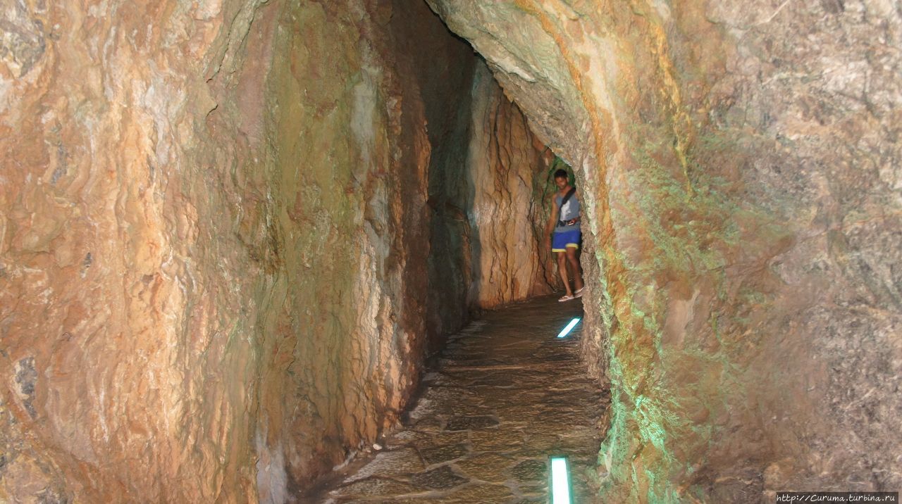 Туннель хорошо освещается встроенными в пол светильниками Эскорка, остров Майорка, Испания