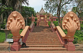 Ват Пном, или Храм на горе. Семиголовые наши вдоль лестничных перил. Фото из интернета