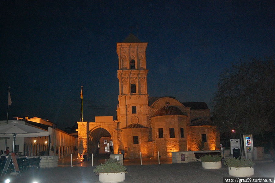 При ночном освещении Ларнака, Кипр