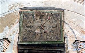 Отличительная особенность Свято-Никольского храма – чугунные часы-куранты, когда-то оповещавшие боем каждые пятнадцать минут