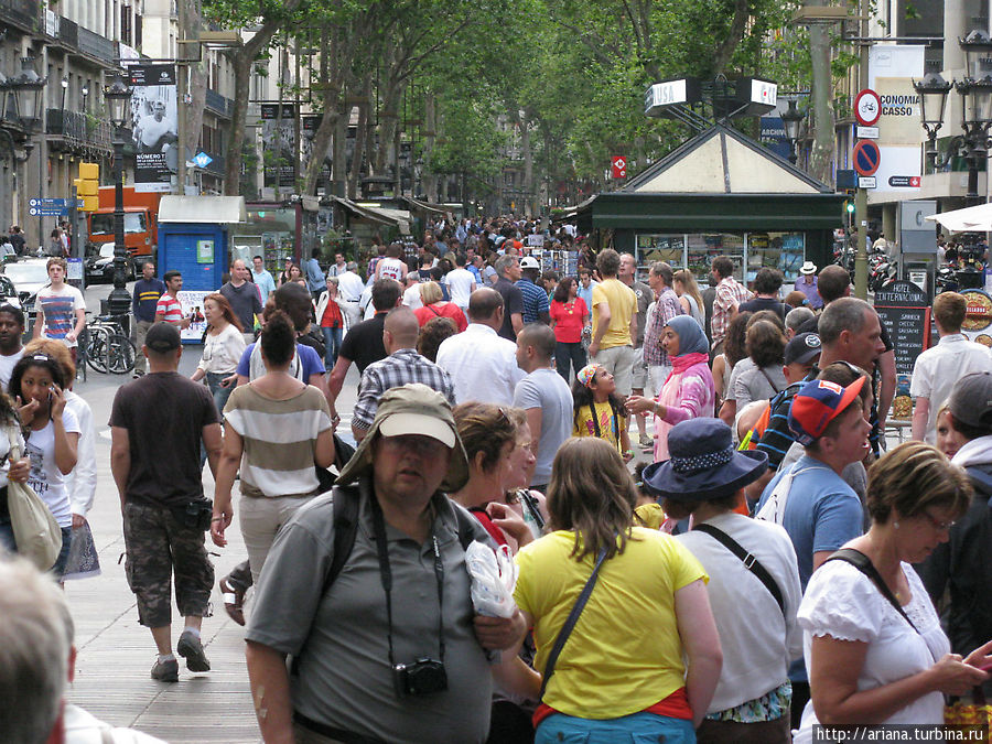 Ла Рамбла — пешеходня улица Барселона, Испания