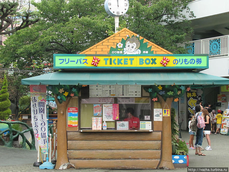 Касса аттракциона,билет стоит 1000 иен. Токио, Япония