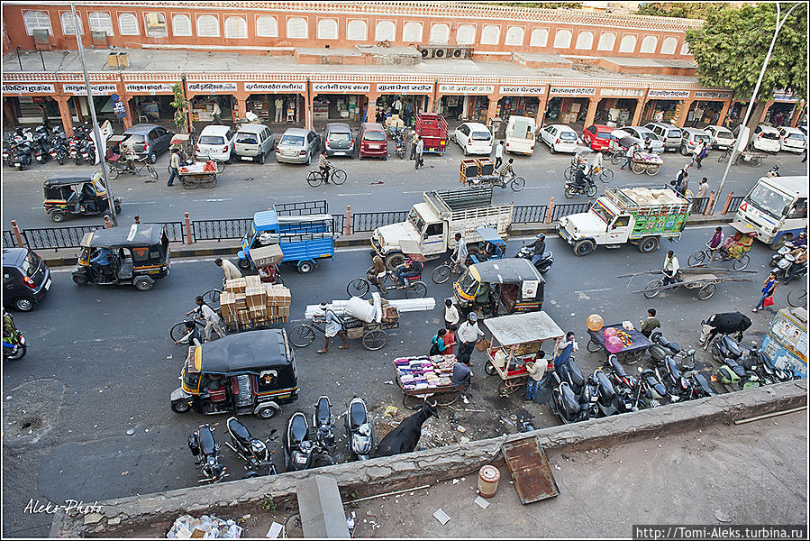 Да здесь здания всего города выполнены как будто в одном стиле...
*