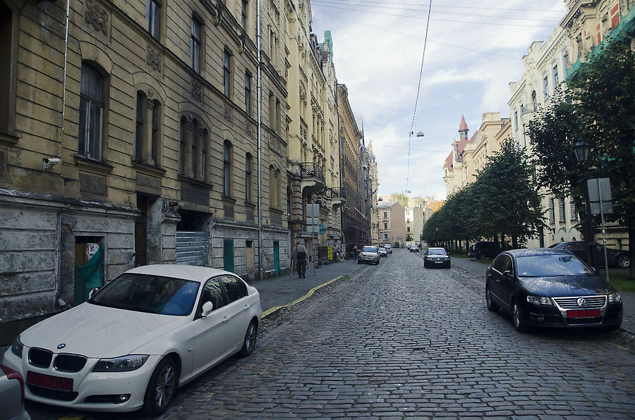 Если не присматриваться, улица как улица.