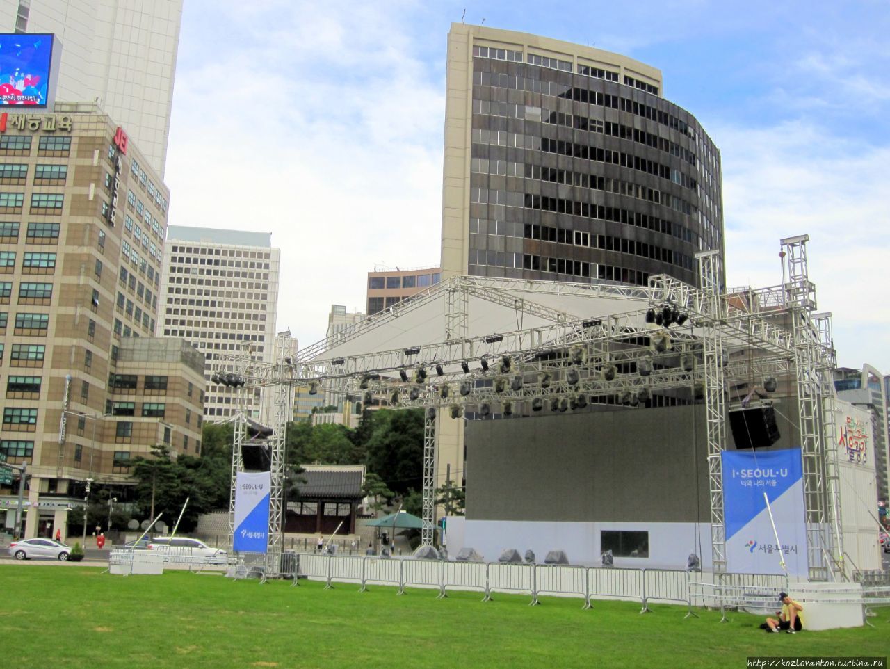 Зеленая поляна Сити-холла в окружении небоскрёбов. Сеул, Республика Корея