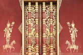 Храмовый комплекс Ват Сене Сук Харам. Здание Wat phra chao pet soc с трафаретными позолоченными стенами. с двух сторон каждого окна изображены божества, стоящие на льве или лошади и держащие в руке цветок лотоса. Фото из интернета