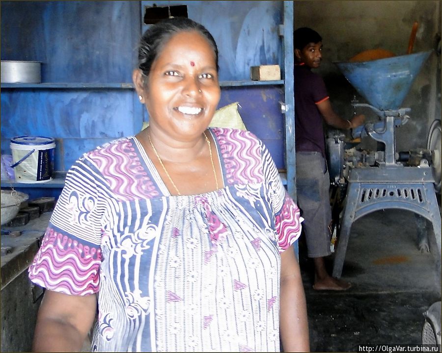 За прилавком — мама мельника Тринкомали, Шри-Ланка