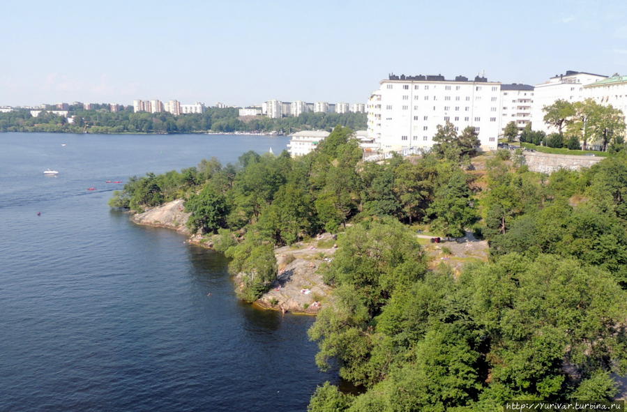 В жаркую погоду по берегам всех озер и заливов много желающих позагорать Стокгольм, Швеция