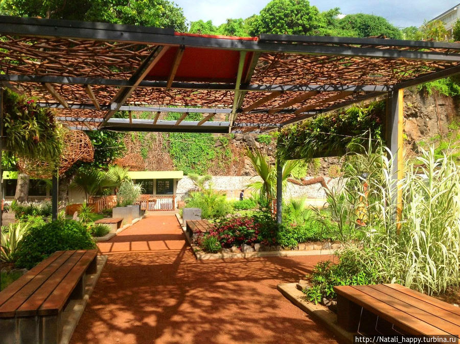 В школьном дворе Сен-Дени, Реюньон