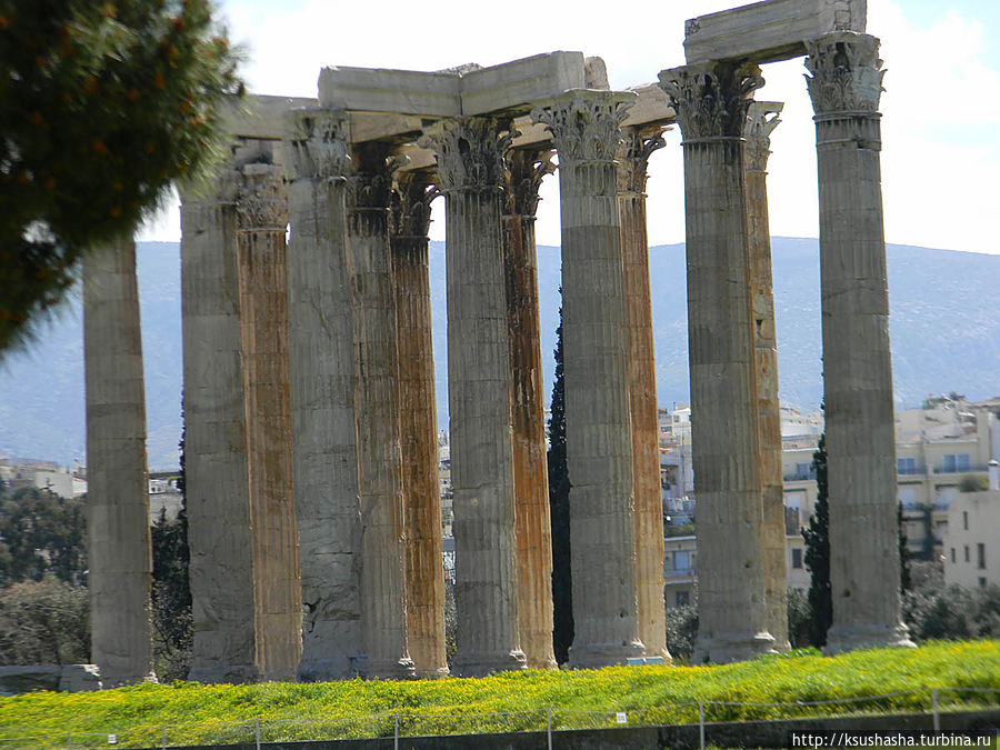 Колонны, оставшиеся от храма, когда-то превосходившего размерами даже Парфенон. Афины, Греция