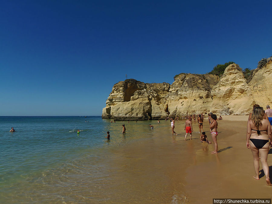 Вид на пляж в 2012 в состоянии отлива. Албуфейра, Португалия