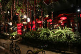 По ночам в Чианг Мае открыты сотни ресторанчиков с очень красивым и разнообразным дизайном