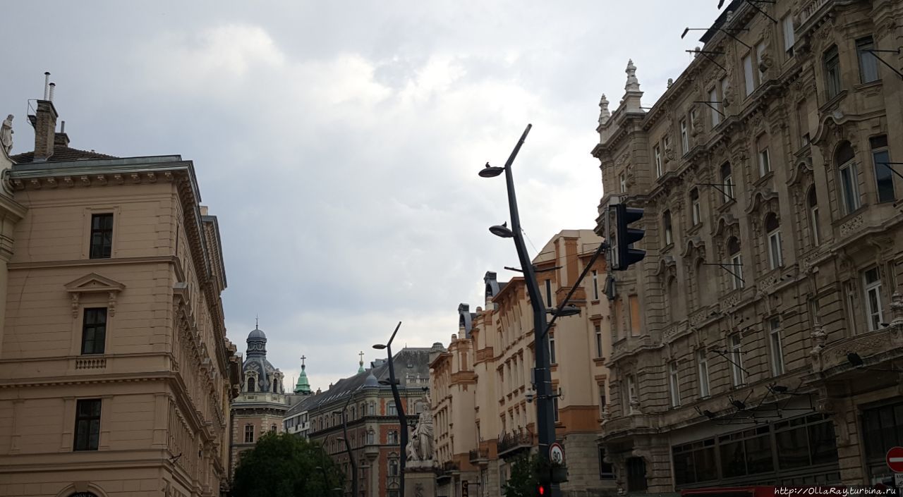 Немного осмотрелись на улицах. Какие же здесь занятные фонари! И опять же, найдите голубей:))) Будапешт, Венгрия