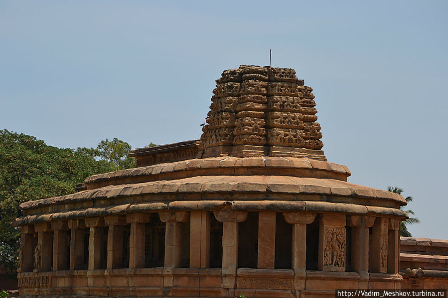 Храм в Айхоле Штат Карнатака, Индия