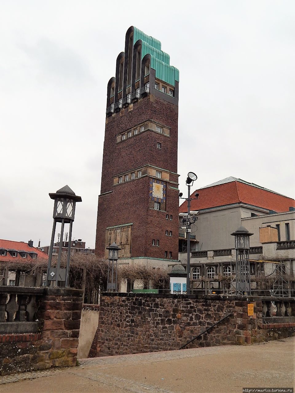 Последняя работа Ольбриха в Дармштадте — Выставочный зал и Свадебная башня (1907–1908). Крыша башни имеет форму руки, десница Божия, охраняющая Дармштадт Дармштадт, Германия
