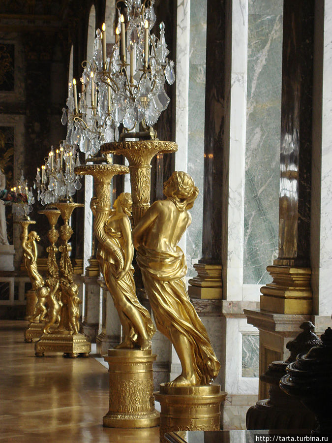 Скульптуры-светильники в Зеркальном зале Версаль, Франция