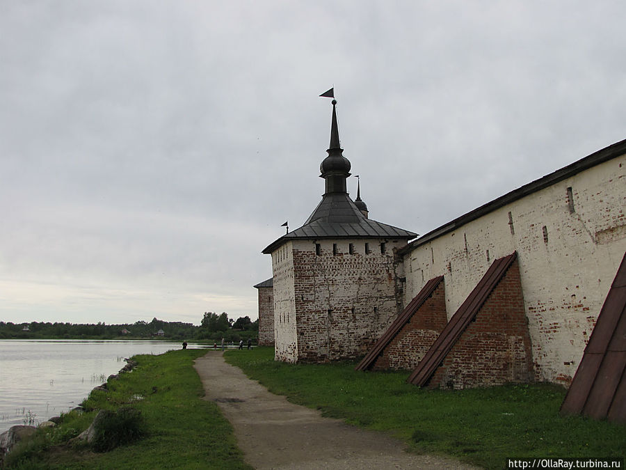 Хлебенная башня (17 в). От неё возвращаемся в стены монастыря.