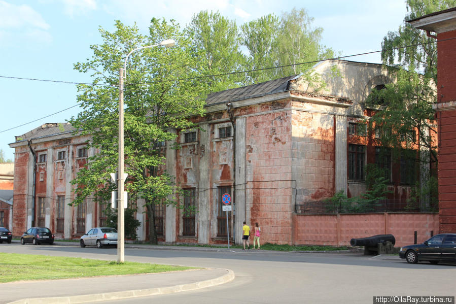 Таких зданий в городе много. И вообще, город требует реставрации. Но, тем не менее, впечатления такие вот зарисовки не портят. Кронштадт, Россия