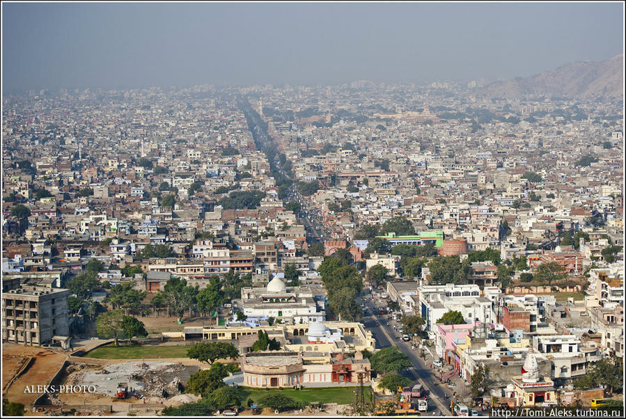 Внизу простирается столица штата Раджастан...
* Джайпур, Индия
