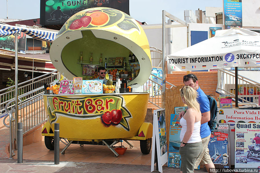Живые соки прямо на улице в таком интересном варианте.