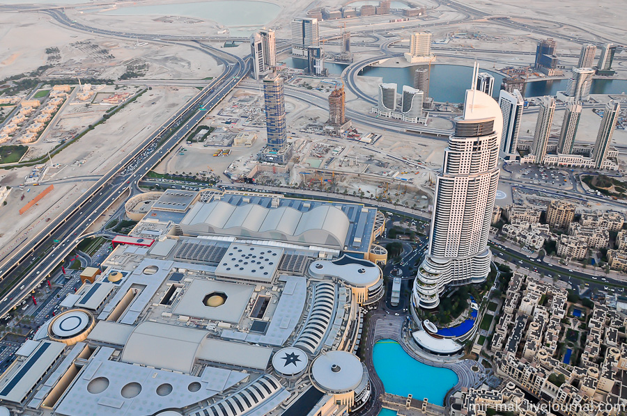 Слева видна крыша молла, по которой можно оценить его масштабы. Дубай, ОАЭ