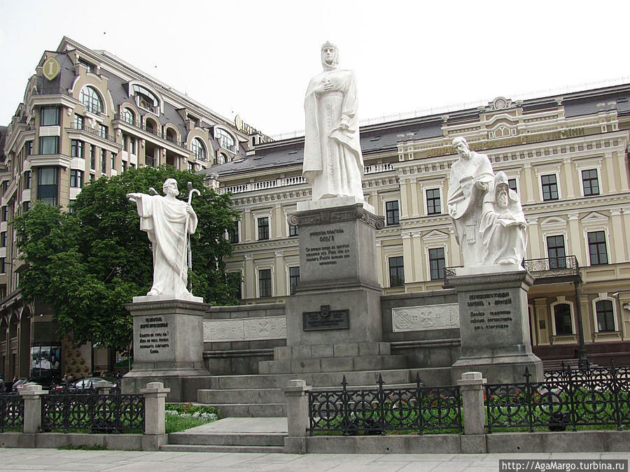 Памятник княгине Ольге, Кириллу и Мефодию и андрею Первозванному