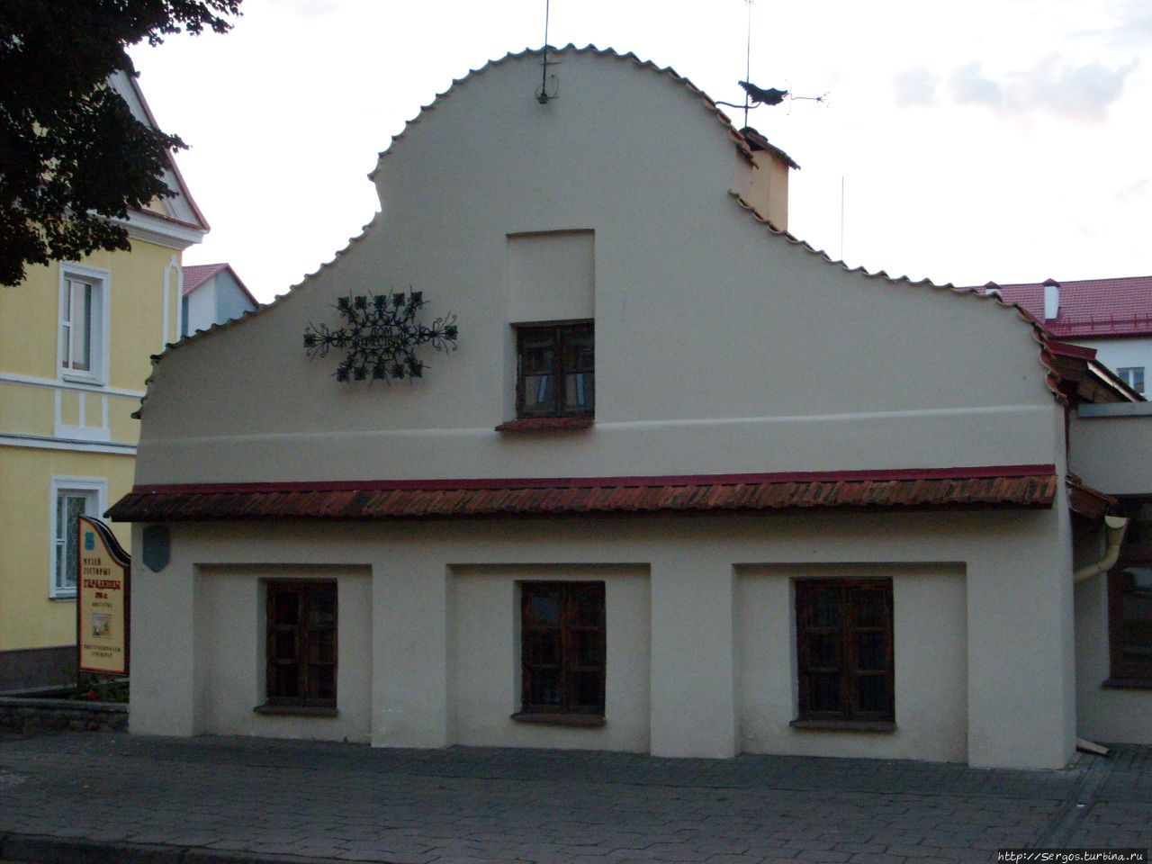 по окна в землю врос басняцкi дом (1767-73гг.) Беларусь