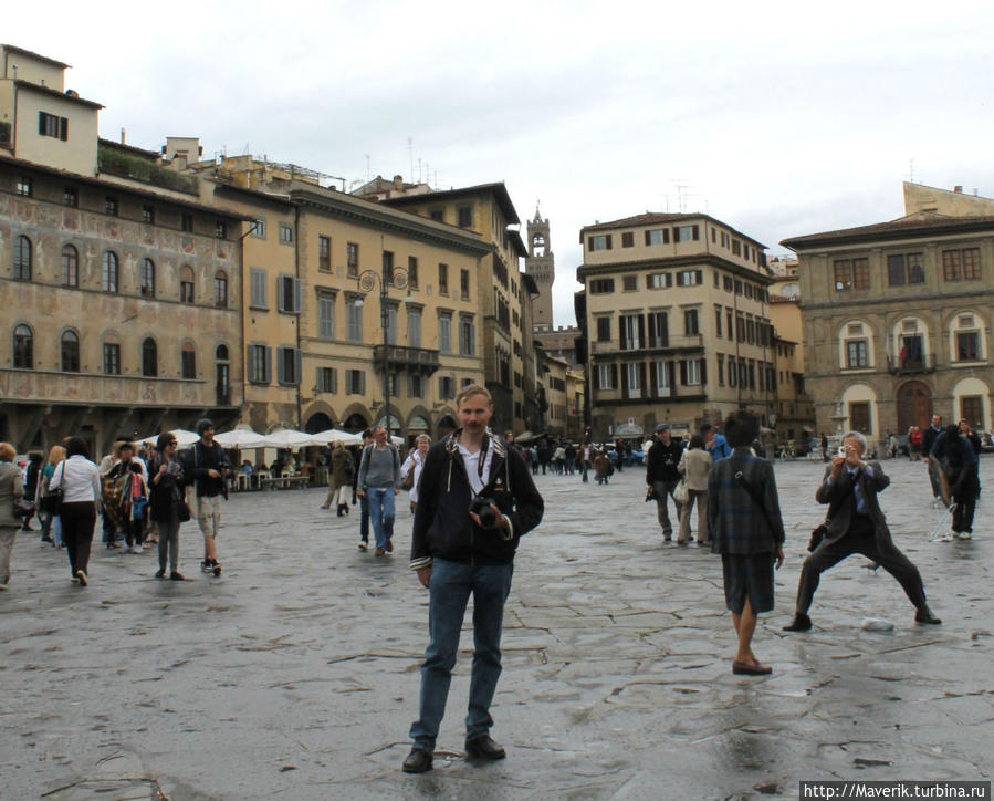 Площадь Святого Креста. Самый флорентийский район. В конце площади находится францисканский собор Святого Креста. Флоренция, Италия