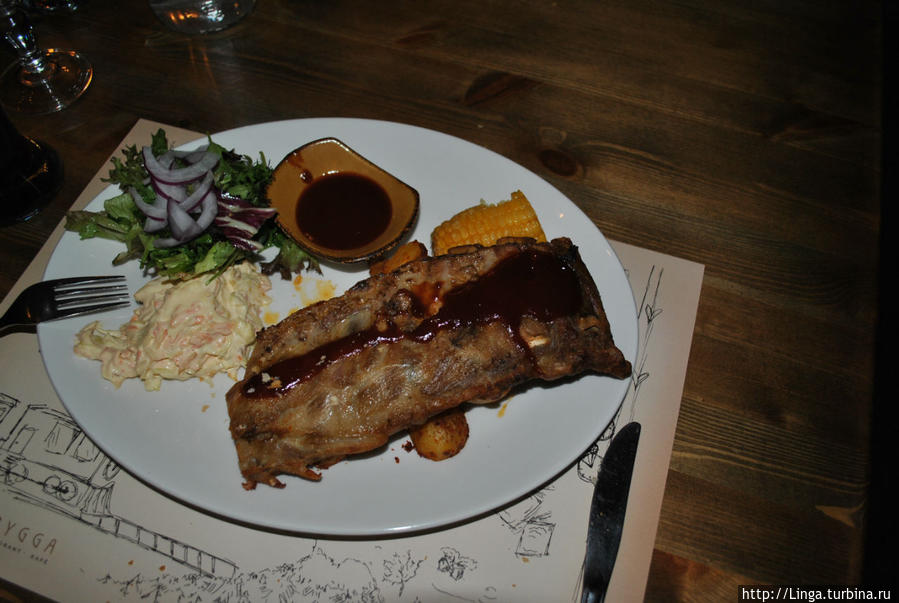 Свиные ребрышки с салатом, кукурузой, запеченным картофелем, соусом и луком. Маленькая порция – 205 NOK Флом, Норвегия
