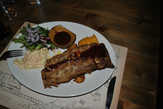 Свиные ребрышки с салатом, кукурузой, запеченным картофелем, соусом и луком. Маленькая порция – 205 NOK
