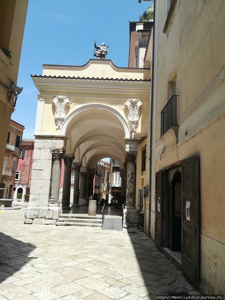 Античный Sant'Agata de'Goti древнеримский Castrum Беневенто, Италия