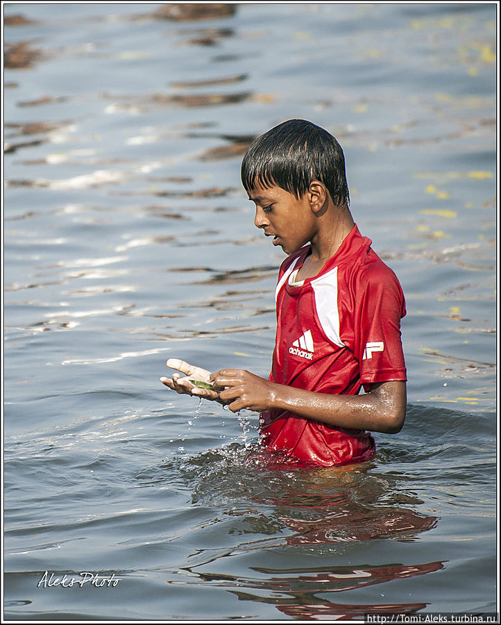 Для местных детей это море — родное. Они привыкли здесь купаться...
* Мумбаи, Индия