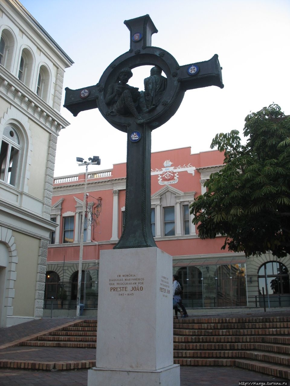 Здание Старой почты и крест Престера Джона Порт-Элизабет, ЮАР