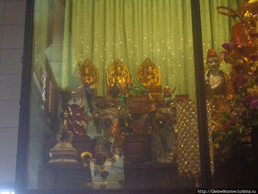 Медан. Китайский храм около жд вокзала Медан, Индонезия