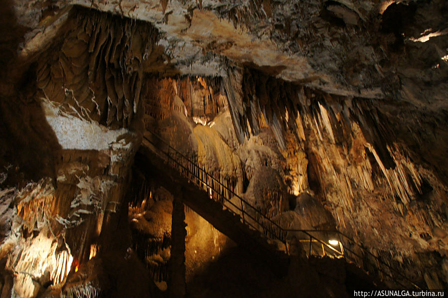 Постоянно внутри протекает подземная река, которую пополняют талые воды весной, и можно также наблюдать подземные водопады. Валпоркеро-де-Торио, Испания