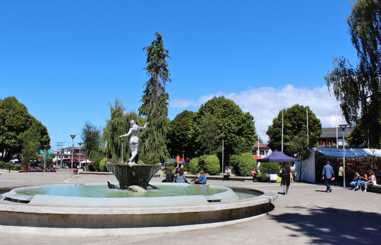 Главная площадь и пункт туристической информации Кастро, Чили