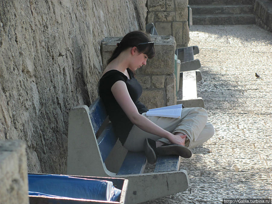 Девушка с книгой. Яффо, Израиль