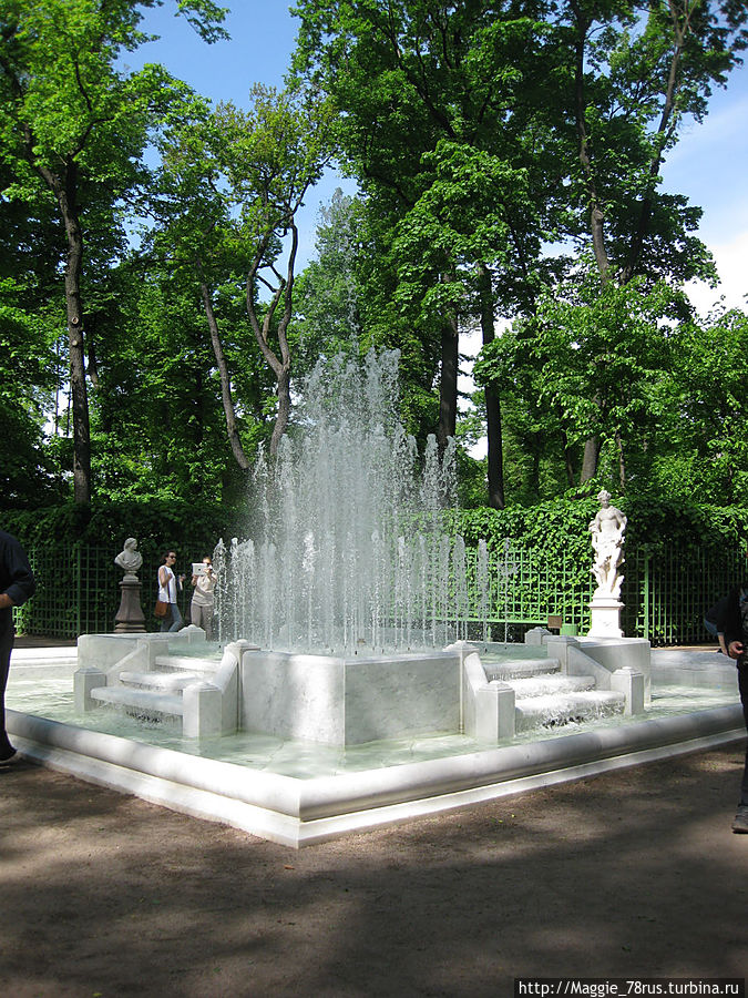 Фонтан «Пирамида».