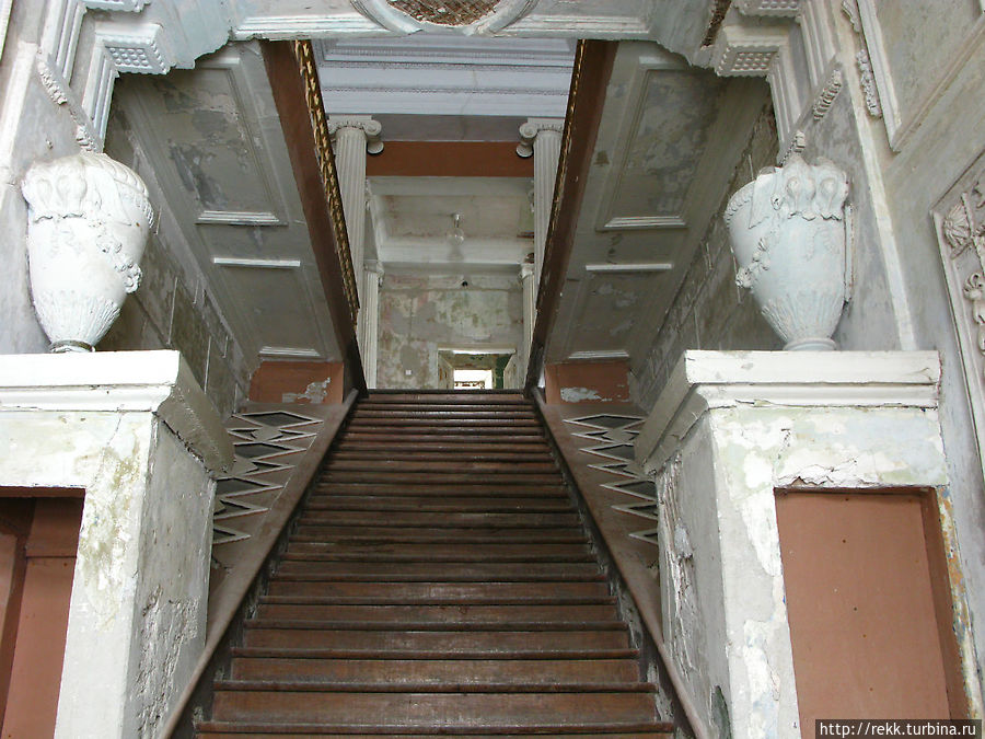 Лестница наверх справа, но тоже хороша Знаменское-Раёк, Россия