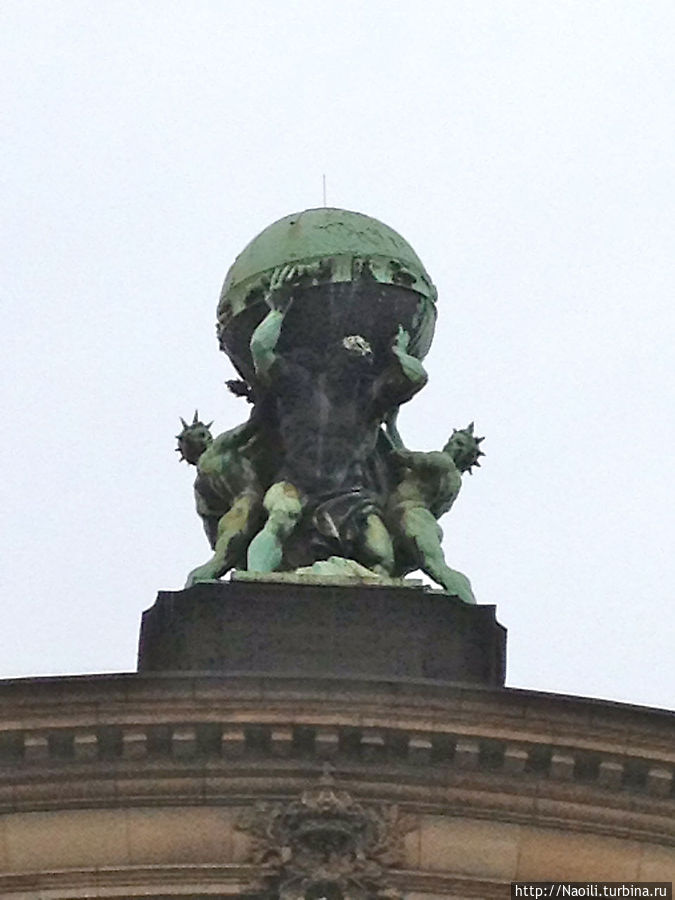 Скульптура на крыше вокзала Франкфурт-на-Майне, Германия