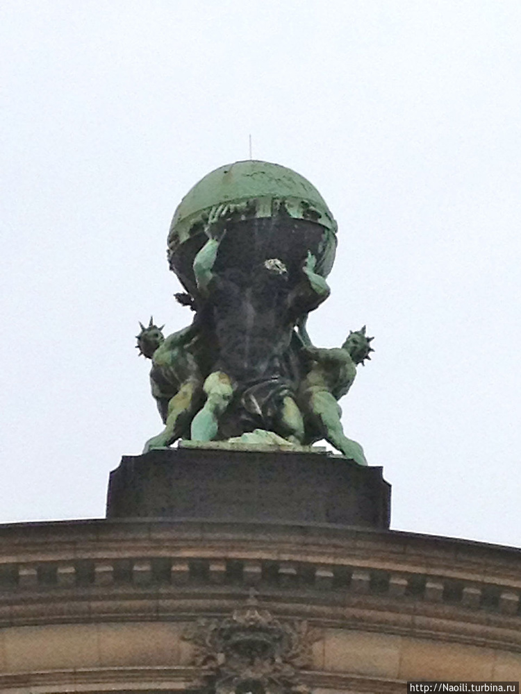 Скульптура на крыше вокза