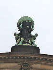 Скульптура на крыше вокзала