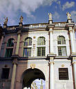 Золотые ворота.Вознесены в начале XVII века на месте средневековых укрепленных. В перспективе видна Ратуша