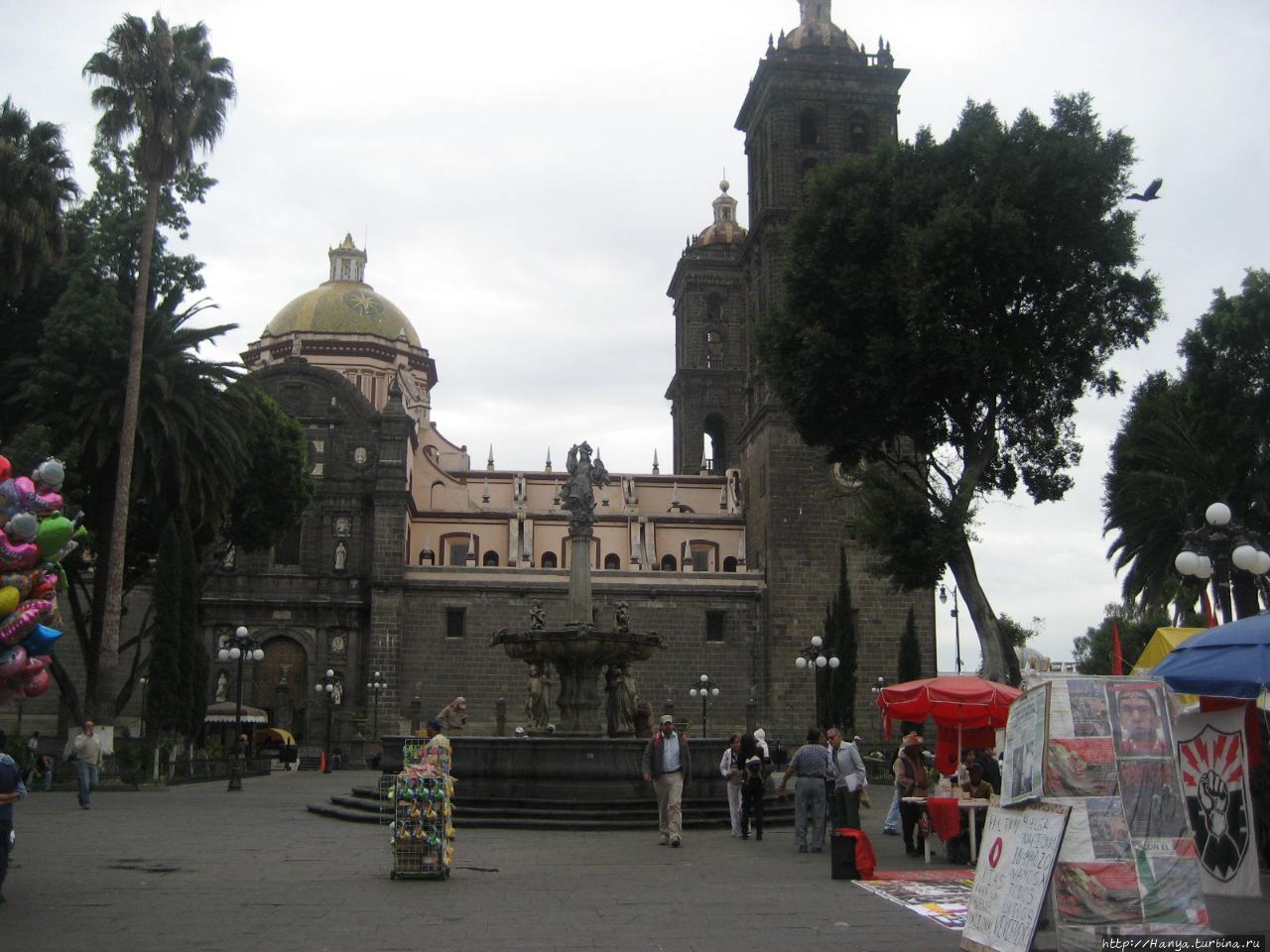Фонтан Архангела Михаила на площади Сокало Пуэбла, Мексика