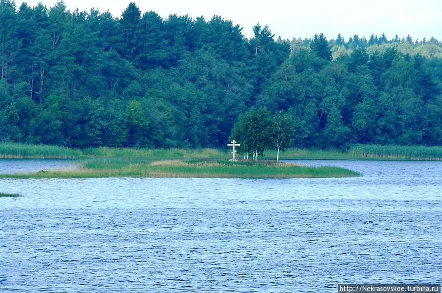 Вдали на озере виден островок, который по преданиям построил, пребывающий в ссылке в Ферапонтовом монастыре, опальный Патриарх Никон. Ферапонтово, Россия