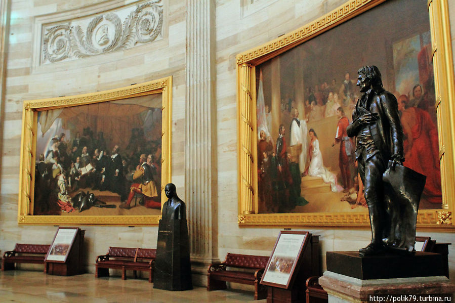 Ротонда. Слева направо: полотно Отплытие пилигримов, скульптурный портрет Мартина Лютера Кинга, полотно Крещение Покахонтас, статуя Томаса Джефферсона. Вашингтон, CША