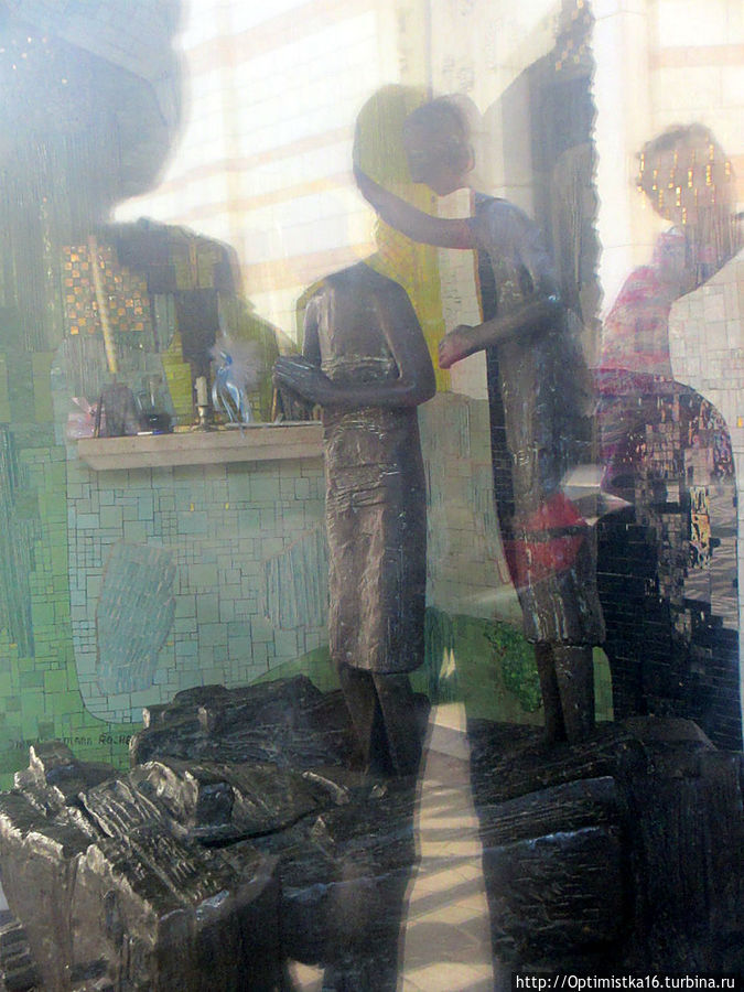 На мраморной террасе стоит стеклянное строение. Это — символический баптистерий, подарок Германии. Заглянув вовнутрь, можно разглядеть небольшую бронзовую скульптуру, изображающую Крещение Иисуса в Иордане Иоанном Крестителем (Предтечей).