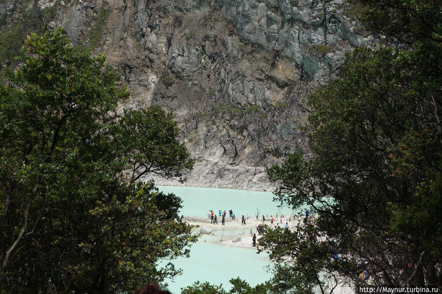 Вид   на   озеро сверху. Бандунг, Индонезия