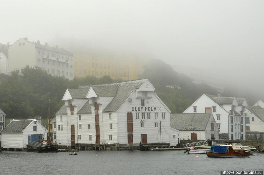 ***Олесунн расположен на семи островах. В городе – одна из крупнейших в мире рыболовецких гаваней. Издревле местное население жило за счет рыбного промысла. Город вырос и достиг своего расцвета именно благодаря рыбо-добычи. Олесунн, Норвегия